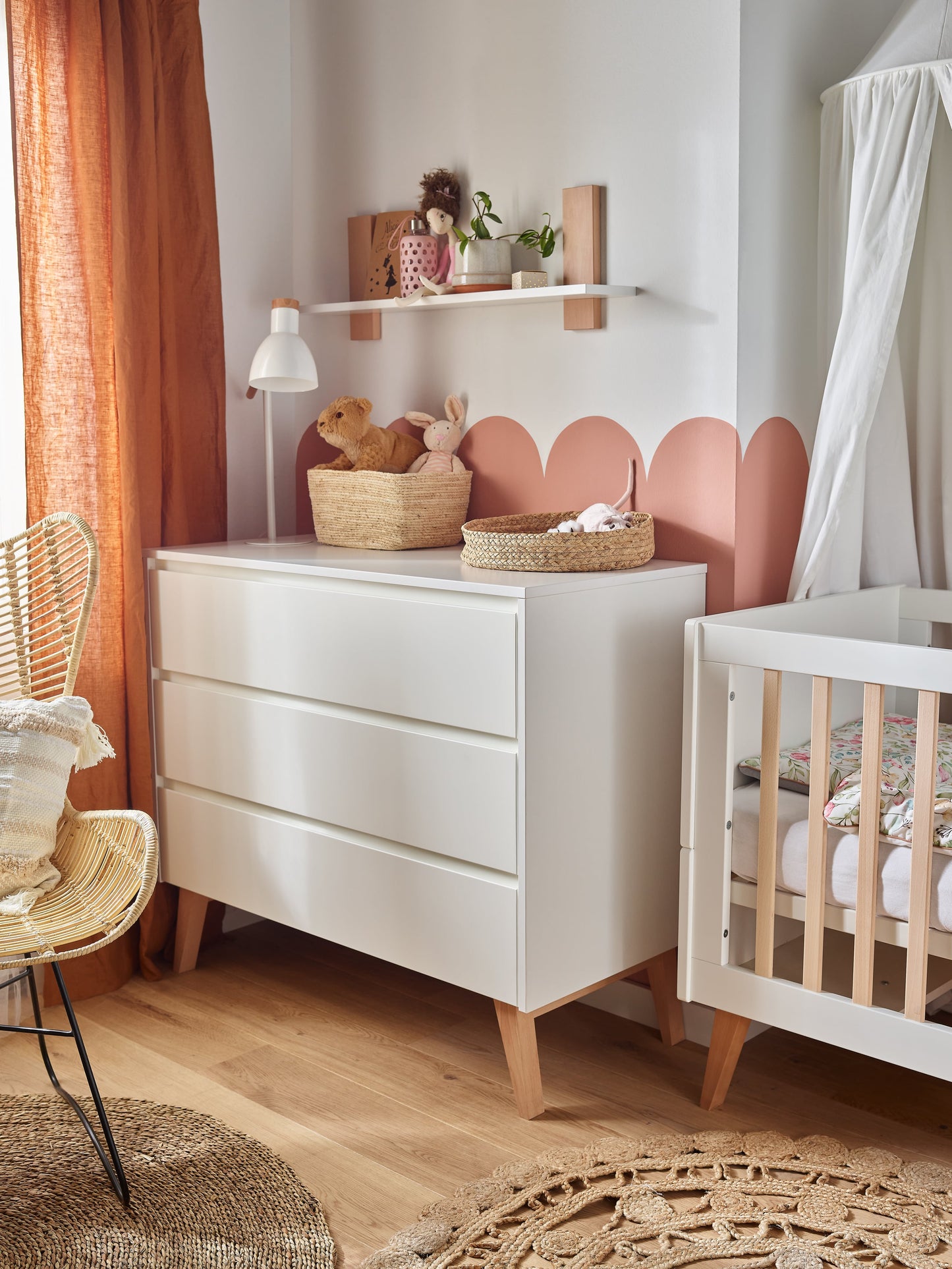 Atvilktņu komode ar 3 atvilktnēm (Swing kolekcija)